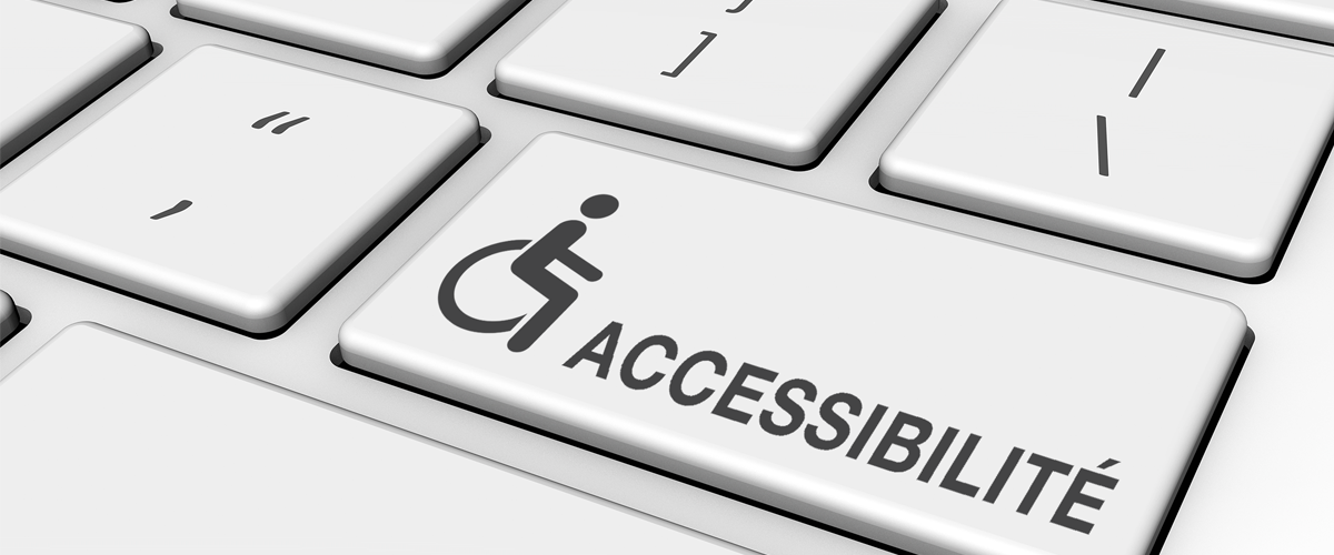 Une touche sur un clavier d'ordinateur avec une icône représentant un fauteuil roulant et le mot "Accessibilité".